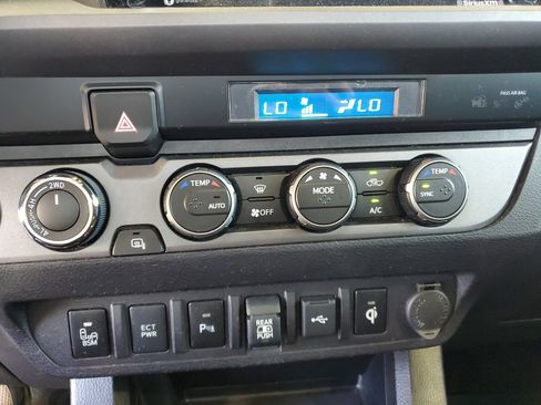 Used 2021 Toyota Tacoma TRD Off-Road w/ Technology Package AWD/4WD image 27
