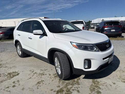 Used 2015 Kia Sorento LX image 3