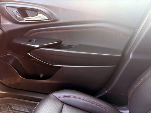 Used 2025 Chevrolet Trax RS FWD image 23