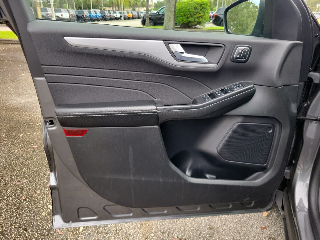 Certified 2025 Ford Escape Platinum AWD/4WD image 16