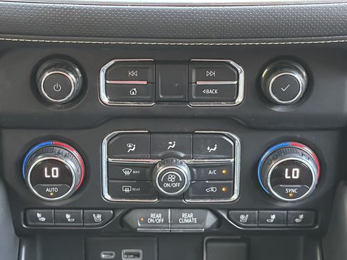Used 2021 Chevrolet Suburban Premier w/ Premium Package RWD image 6