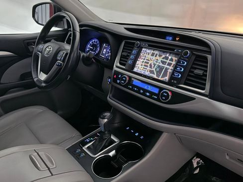 Used 2019 Toyota Highlander XLE AWD/4WD image 28