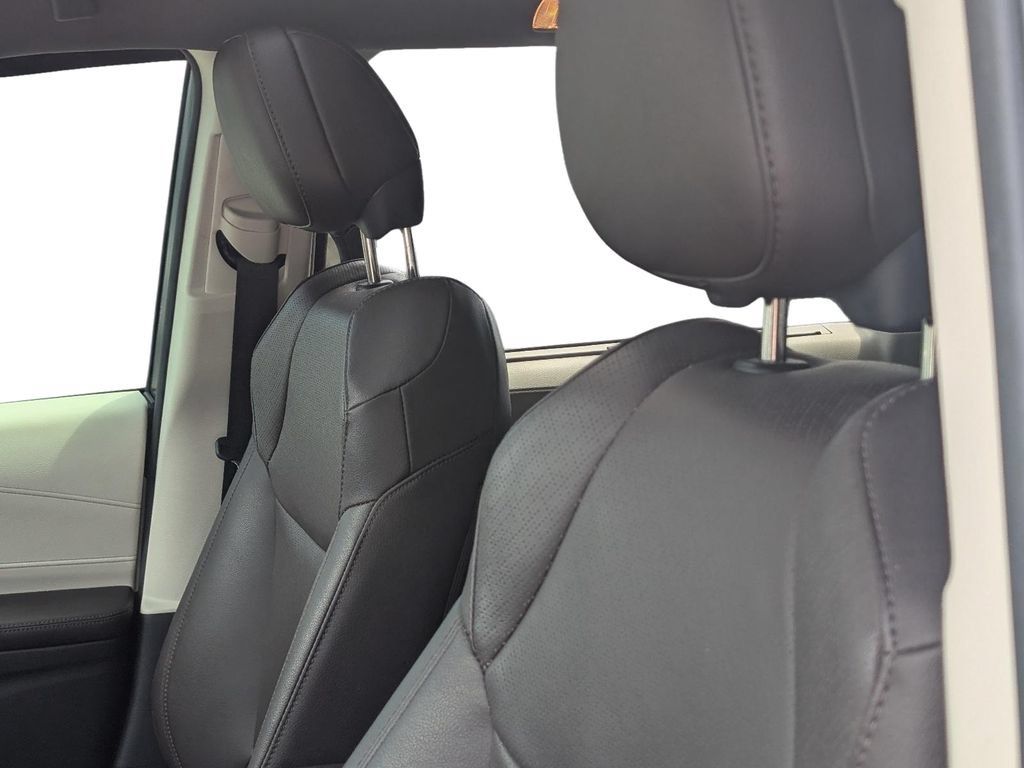 Used 2023 Toyota Sienna Platinum FWD image 12