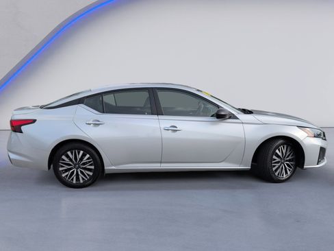 Used 2024 Nissan Altima 2.5 SV FWD image 3