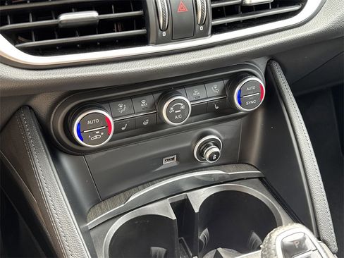 Used 2022 Alfa Romeo Stelvio Ti image 23