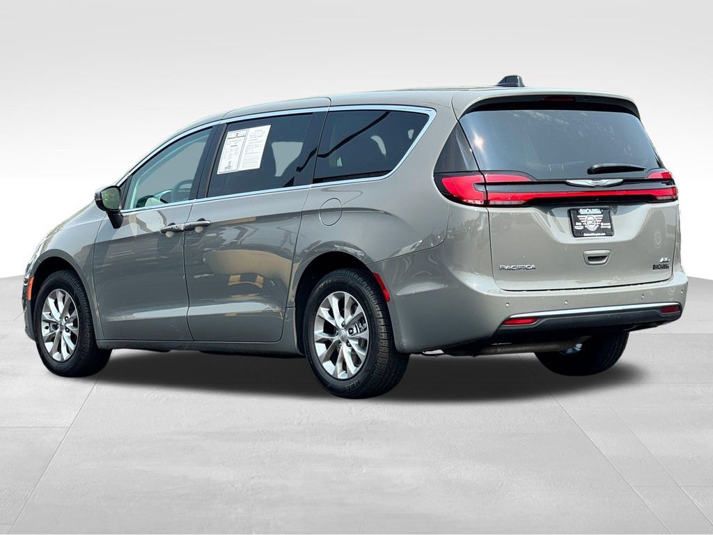 Used 2023 Chrysler Pacifica Touring-L AWD/4WD image 5