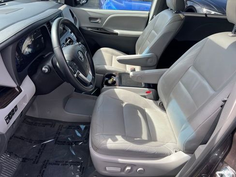 Used 2015 Toyota Sienna XLE Premium image 12