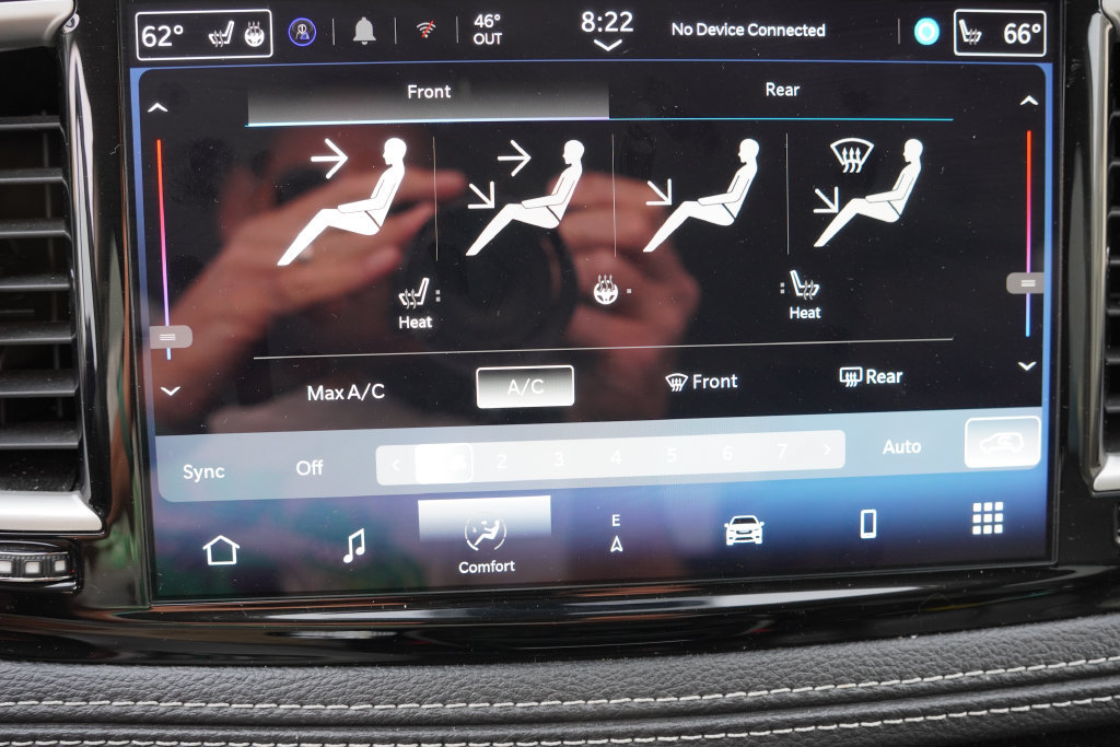 Certified 2024 Chrysler Pacifica Limited FWD image 6