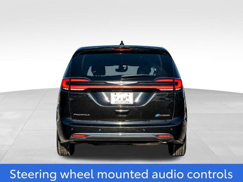 Used 2024 Chrysler Pacifica Select image 6