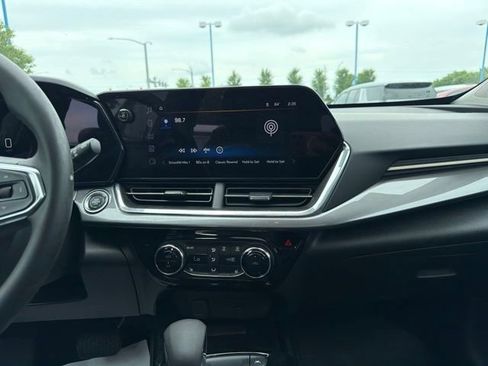 Used 2025 Chevrolet Trax ACTIV w/ Sunroof Package FWD image 19