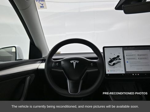 Used 2022 Tesla Model Y Long Range image 31
