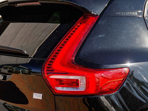 Used 2023 Volvo XC40 Recharge Plus image 9