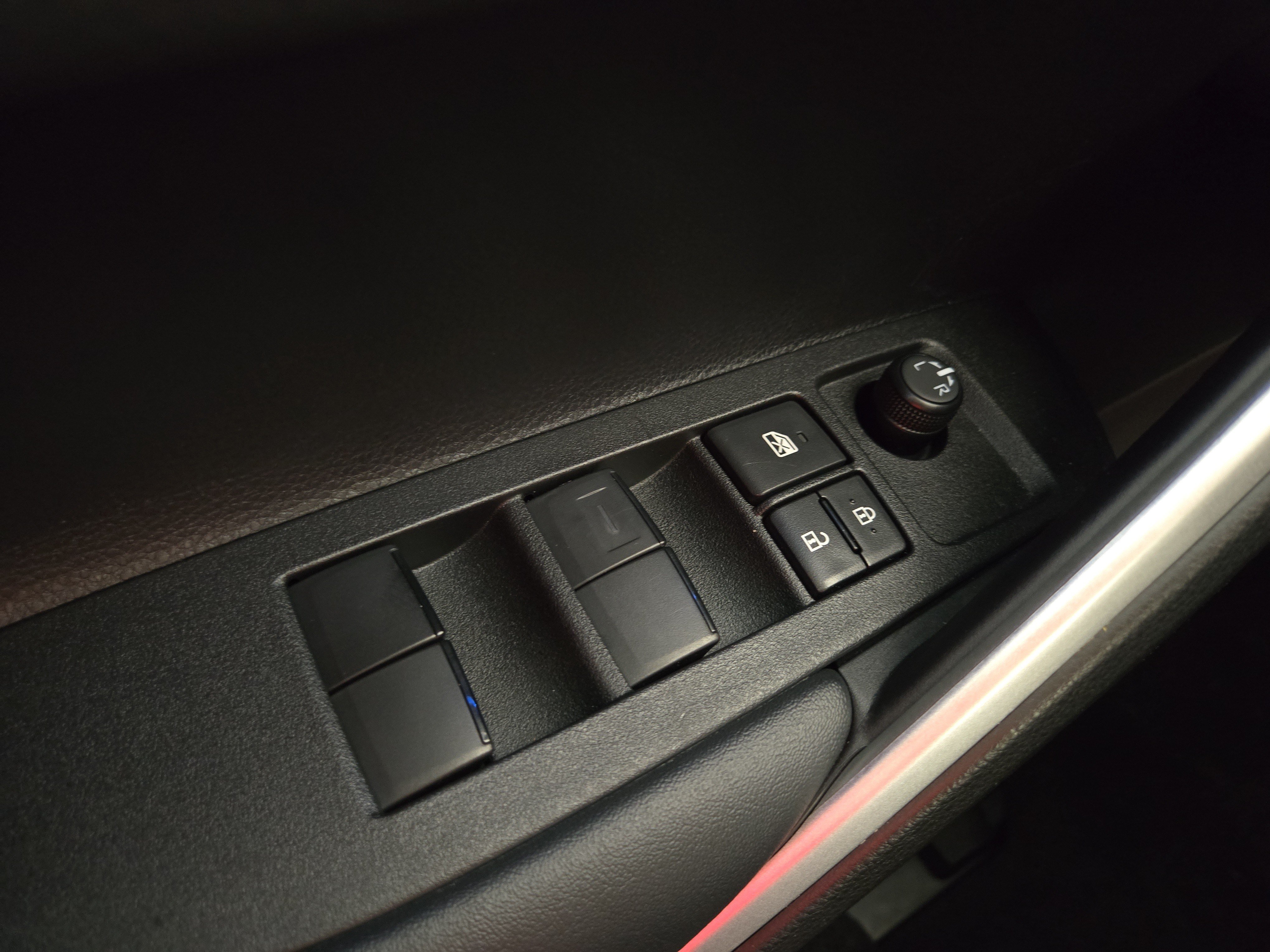 Used 2025 Toyota Corolla Cross XLE FWD image 25
