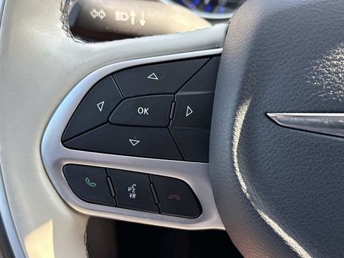 Used 2017 Chrysler Pacifica Limited FWD image 22