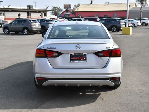 Used 2024 Nissan Altima 2.5 SV image 7