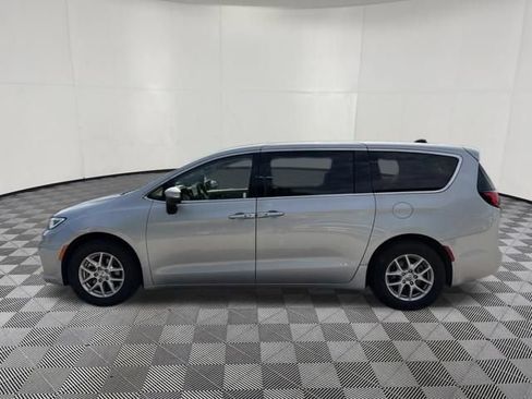 Used 2023 Chrysler Pacifica Touring-L FWD image 13