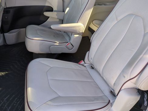 Used 2017 Chrysler Pacifica Limited w/ UConnect Theater Package image 25