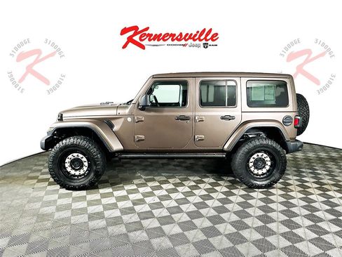Used 2018 Jeep Wrangler Unlimited Sahara image 4