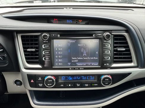 Used 2018 Toyota Highlander XLE image 27