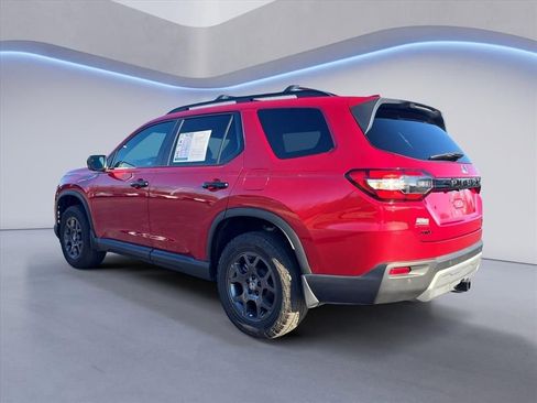 Used 2025 Honda Pilot TrailSport image 3