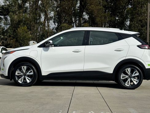 Used 2022 Chevrolet Bolt EUV LT w/ Convenience Package FWD image 2