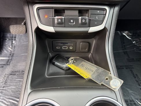 Used 2024 GMC Terrain SLT image 28