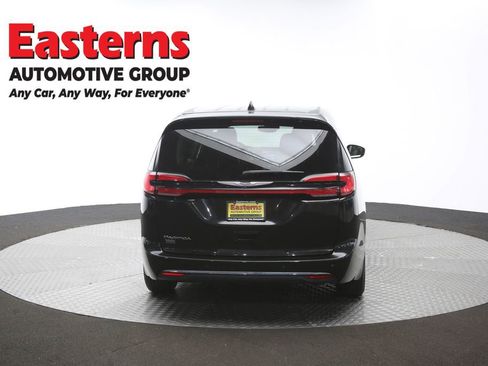 Used 2023 Chrysler Pacifica Touring-L FWD image 37