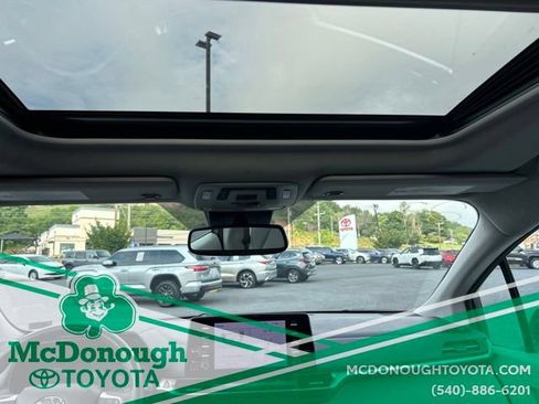 Used 2023 Toyota Sienna XLE FWD image 6