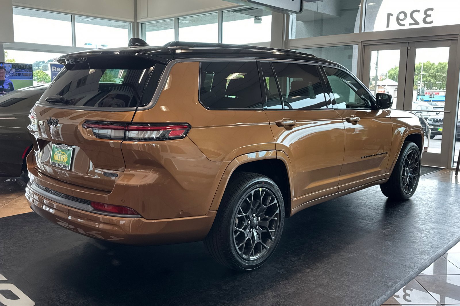 New 2026 Jeep Grand Cherokee L Summit w/ Obsidian Package AWD/4WD image 4