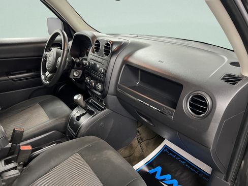 Used 2013 Jeep Patriot Latitude FWD image 34