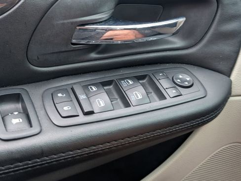 Used 2018 Dodge Grand Caravan SE image 28