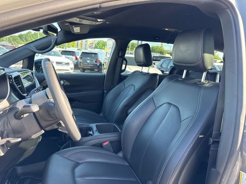 Used 2025 Chrysler Pacifica Select FWD image 14