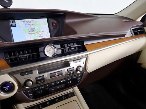 Used 2018 Lexus ES 300h w/ Luxury Package image 33