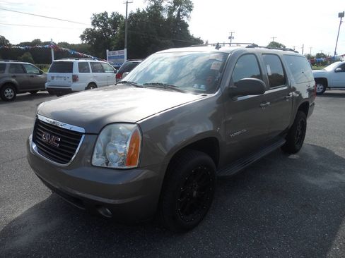 Used 2011 GMC Yukon XL SLT w/ SLT-2 Equipment Package AWD/4WD image 28