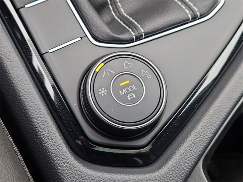 New 2025 Volkswagen Taos SE image 9