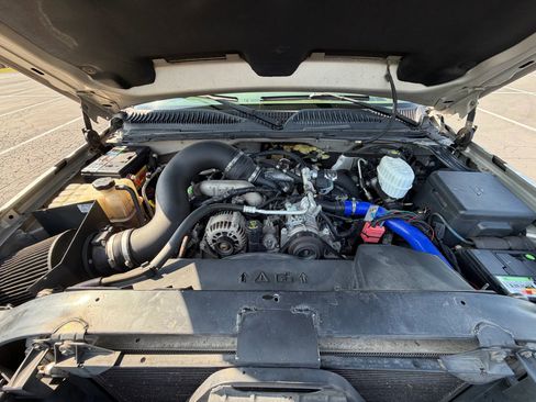 Used 2005 Chevrolet Silverado 2500 LT w/ Heavy-Duty Power Package RWD image 10