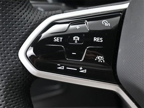 Used 2024 Volkswagen Tiguan SE R-Line image 17