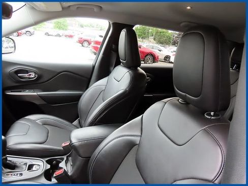 Used 2019 Jeep Cherokee Latitude Plus w/ Comfort/Convenience Group AWD/4WD image 13