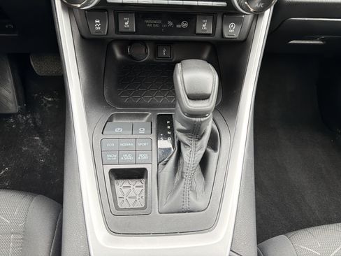 Used 2022 Toyota RAV4 XLE image 21