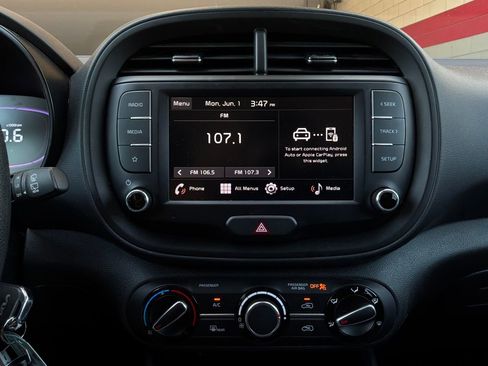 Used 2025 Kia Soul LX w/ LX Technology Package FWD image 24