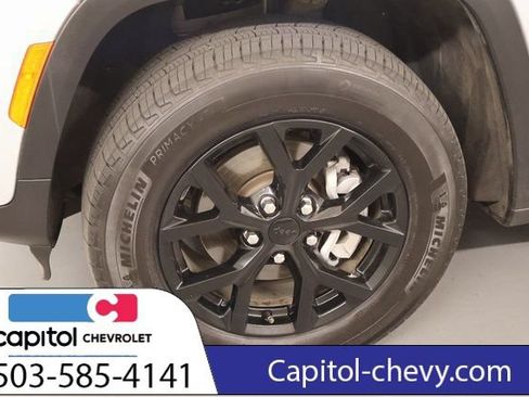 Used 2025 Jeep Grand Cherokee Altitude AWD/4WD image 8