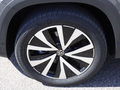 Used 2022 Volkswagen Taos SE w/ Panoramic Sunroof Package AWD/4WD image 11