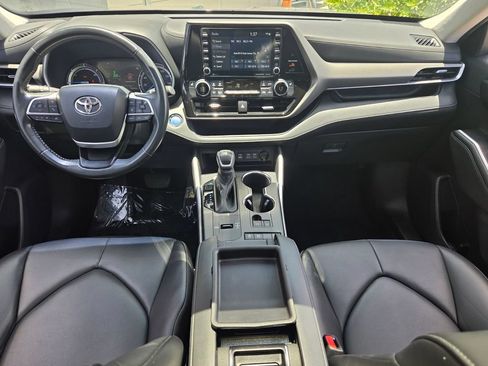 Used 2022 Toyota Highlander XLE FWD image 12