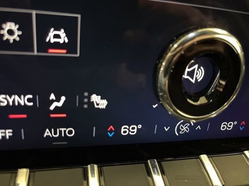 Used 2025 GMC Acadia Elevation image 24