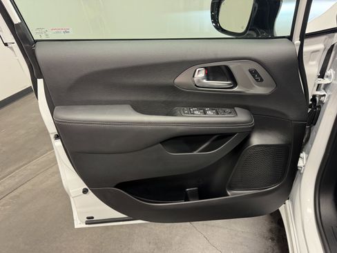 New 2026 Chrysler Pacifica Select FWD image 15