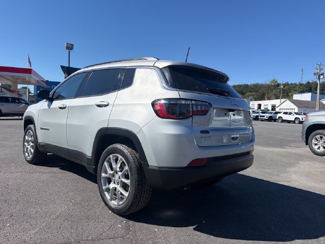 Used 2024 Jeep Compass Latitude AWD/4WD image 4