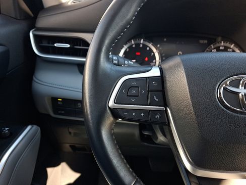 Used 2023 Toyota Highlander XLE image 19