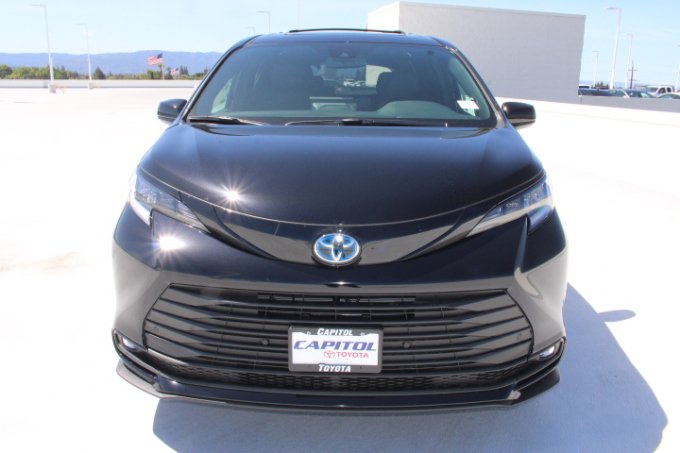 New 2026 Toyota Sienna XLE Woodland Edition AWD/4WD image 8