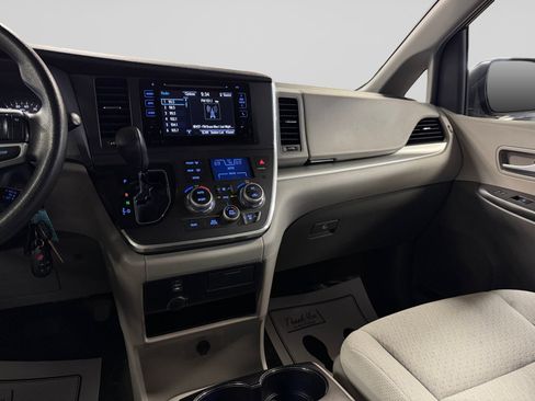 Used 2015 Toyota Sienna LE FWD image 20