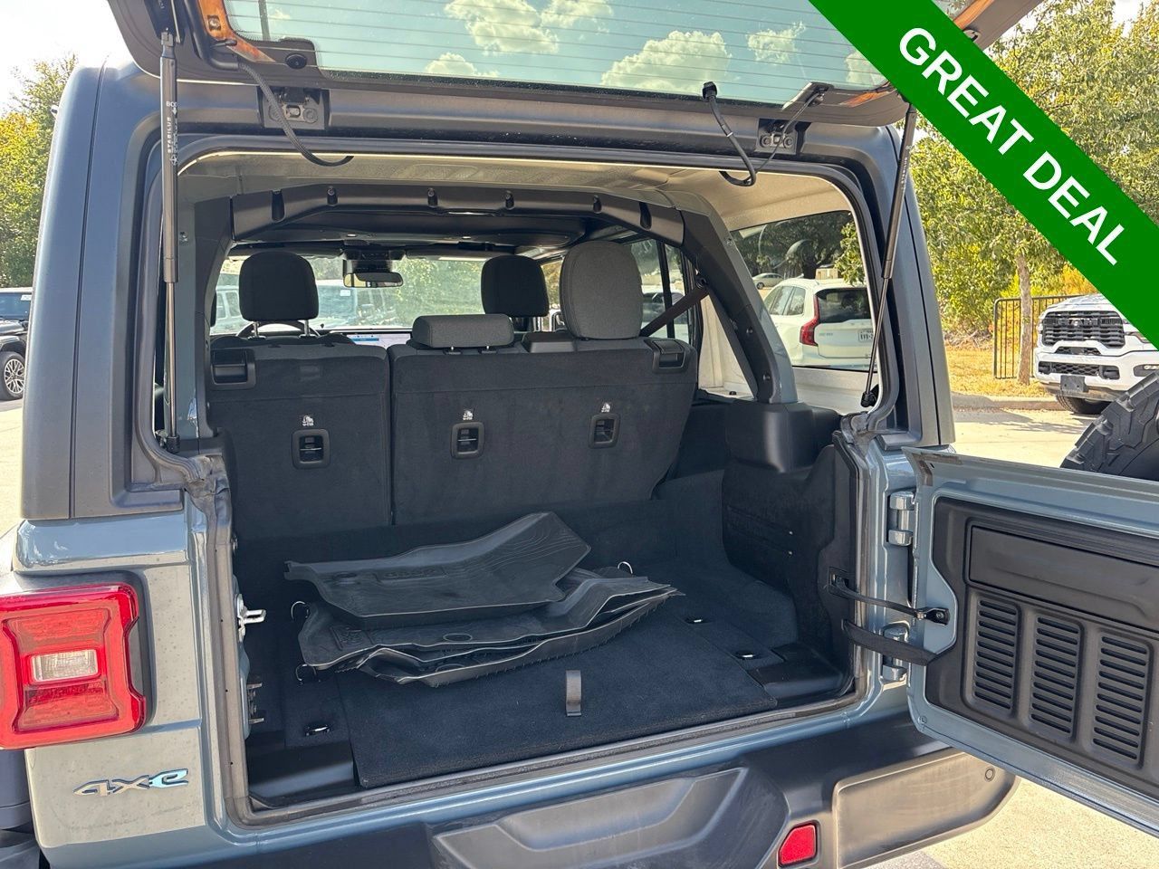 Used 2024 Jeep Wrangler Unlimited AWD/4WD image 10